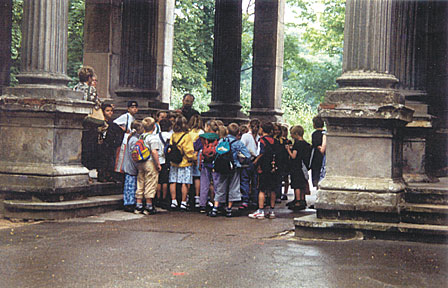 Schlossf&uuml;hrung, Schulklasse, Portikus vor der Restaurierung