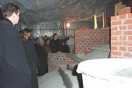 Die Teilnehmer informierten sich bei einem Baustellenrundgang &uuml;ber das aktuelle Baugeschehen