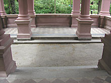 Gartenpodest S&auml;ulenvorhalle nach Bauma&szlig;nahme