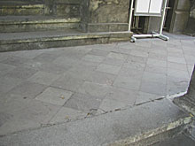 Hauseingangspodest S&auml;ulenhalle vor Bauma&szlig;nahme