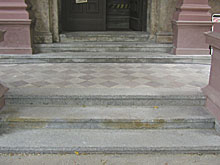 Hauseingangspodest S&auml;ulenvorhalle nach Bauma&szlig;nahme