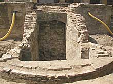 Freigelegte Mauerwerkskonstruktion der historischen Freitreppe. Durchgang zum Keller mit Vermauerung aus Stufenfragmenten