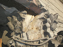 Loggia S&uuml;d - Stark zerst&ouml;rtes Kapitell