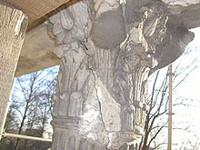 Loggia S&uuml;d - Stark zerst&ouml;rtes Kapitell